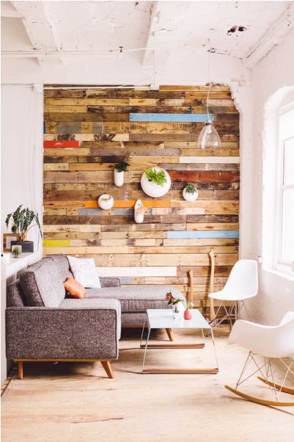 dinding kayu penuh warna