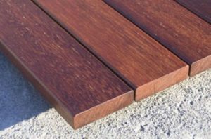 memilih lantai decking kayu