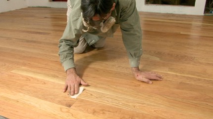 mengelem lantai kayu