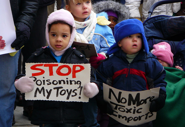 protes mainan beracun