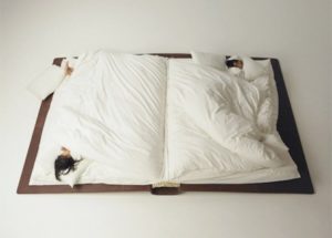tempat tidur bentuk unik buku