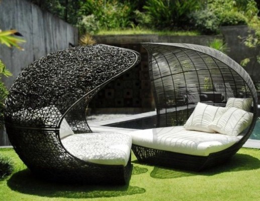 sofa beratap bisa ditempatkan di taman depan rumah