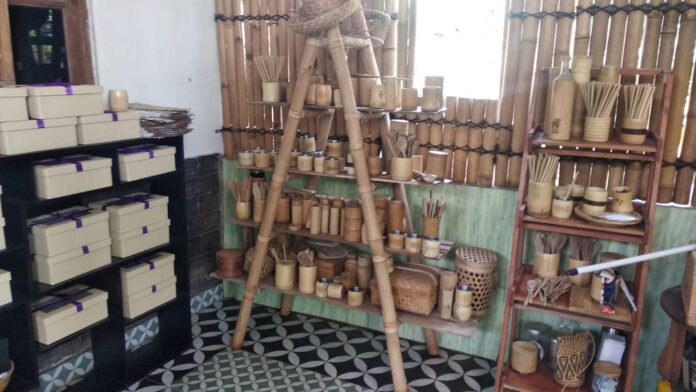 kerajinan kayu