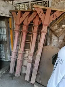 Sambungan dengan Konsol Kayu