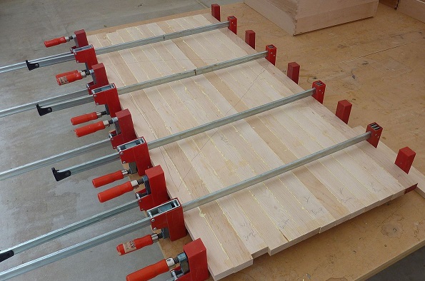 Cara mengaplikasi lem pada papan meja dengan sistem clamp