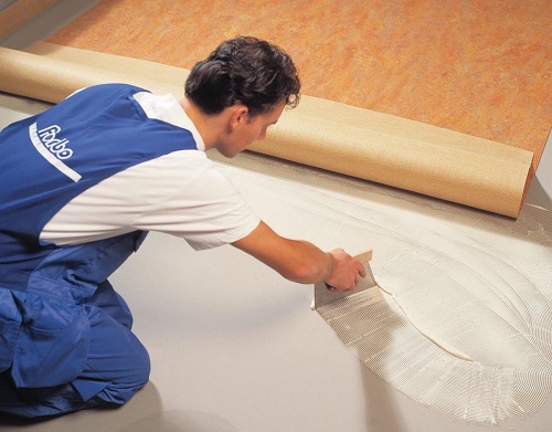 cara pasang wallpaper lantai menggunakan lem Crossbond X4