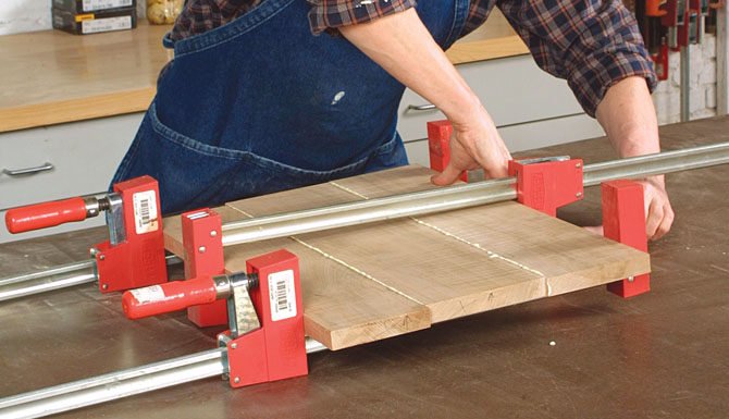 Panduan Memilih dan Cara Menggunakan Lem untuk Kayu yang Tepat clamp