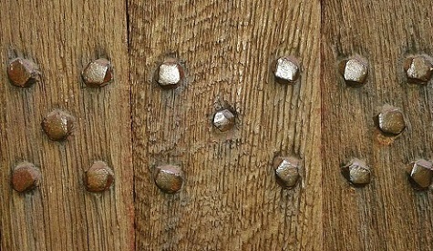 ujung paku yang terlihat menancap di bagian permukaan kayu