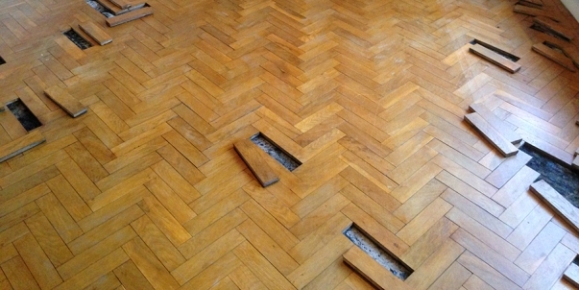 lantai kayu rusak
