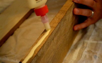 cara menghilangkan bekas lem kayu