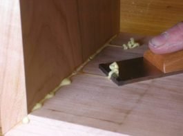 menghilangkan noda bekas lem