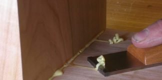 menghilangkan noda bekas lem