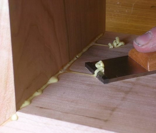 menghilangkan noda bekas lem