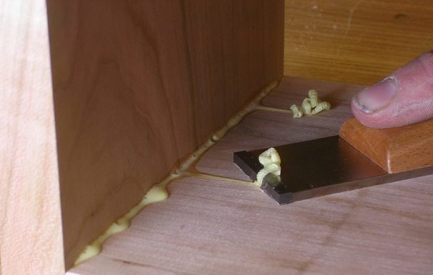 menghilangkan noda bekas lem