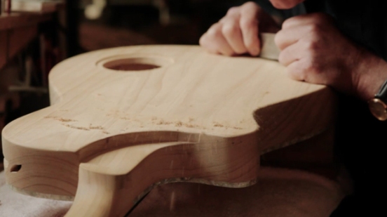 proses pembuatan gitar dengan lem kayu untuk gitar